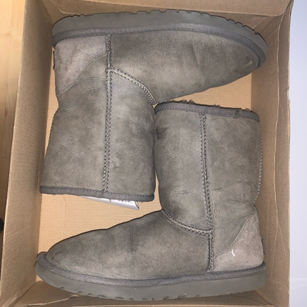 Women pre-owned grey ugg boots size 6